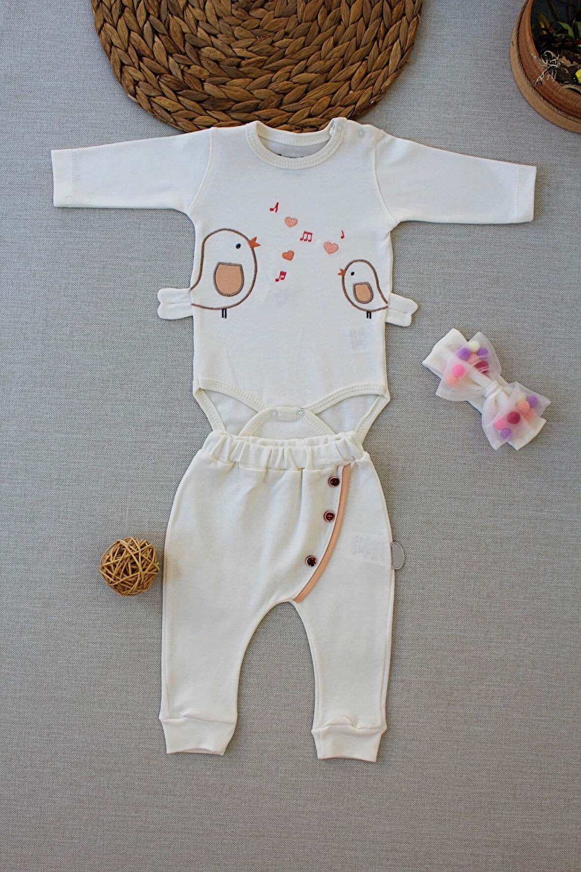 3-6 6-9 9-12 Ay Şarkıcı Kuşlar Nakışlı Bandanalı Uzun Kollu Zıbınlı 3lü Kız Bebek Takımı Ekru