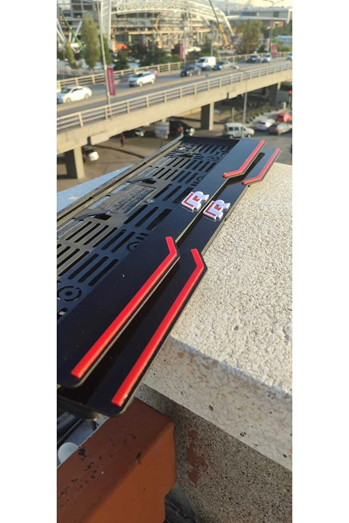 R Model Uyumlu Kırmızı Çizgili Pleksi Piona Black Plakalık