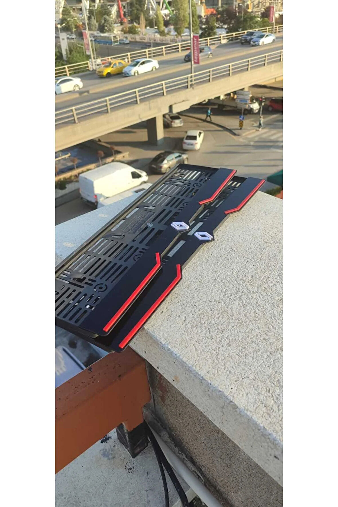 Renault Model Uyumlu Kırmızı Çizgili Pleksi Piona Black Plakalık