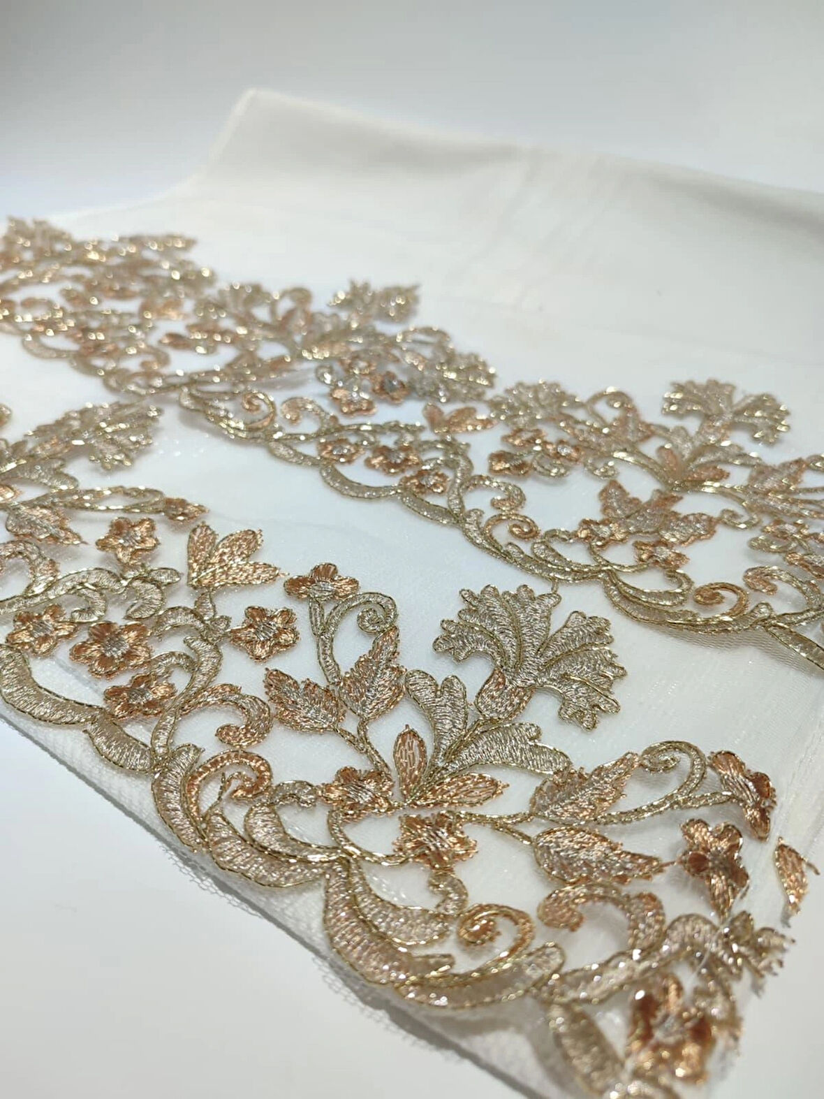 BEYAZ KADİFE GOLD SARISI GÜPÜRLÜ ÇİÇEK DESENLİ HAVLU