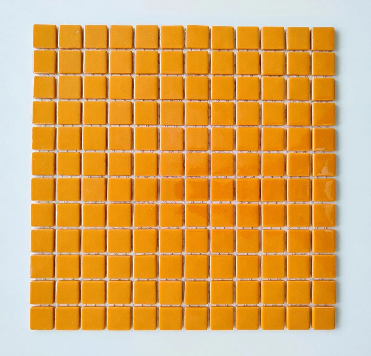 Mutfak tezgah arası, Havuz, Banyo, Sauna, Spa, iç , dış, zemin, duvar, kaplama ve dekorasyon uygulamalarında tüm yüzeyler için, 25x25mm. H. Sarı, 31.5x31.5cm. Fileli Cam Mozaik.