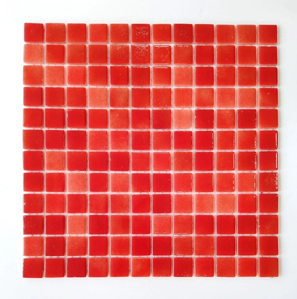 Mutfak tezgah arası, Havuz, Banyo, Sauna, Spa, iç , dış, zemin, duvar, kaplama ve dekorasyon uygulamalarında tüm yüzeyler için, 25x25mm. Kırmızı, 31.5x31.5cm. Fileli Cam Mozaik.