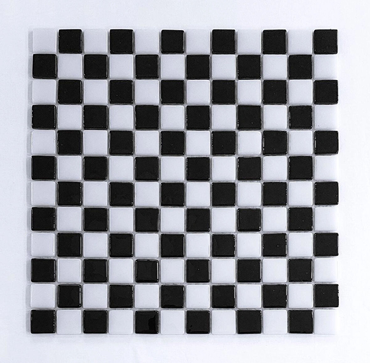 Mutfak tezgah arası, Havuz, Banyo, Sauna, Spa, iç , dış, zemin, duvar, kaplama ve dekorasyon uygulamalarında tüm yüzeyler için, 25x25mm. Siyah-Beyaz, Damalı, 31.5x31.5cm. Fileli Cam Mozaik.