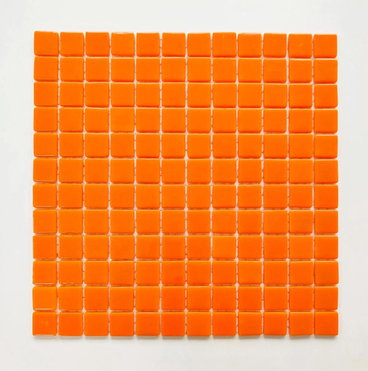 Mutfak tezgah arası, Havuz, Banyo, Sauna, Spa, iç , dış, zemin, duvar, kaplama ve dekorasyon uygulamalarında tüm yüzeyler için, 25x25mm. Turuncu,  31.5x31.5cm. Fileli Cam Mozaik.