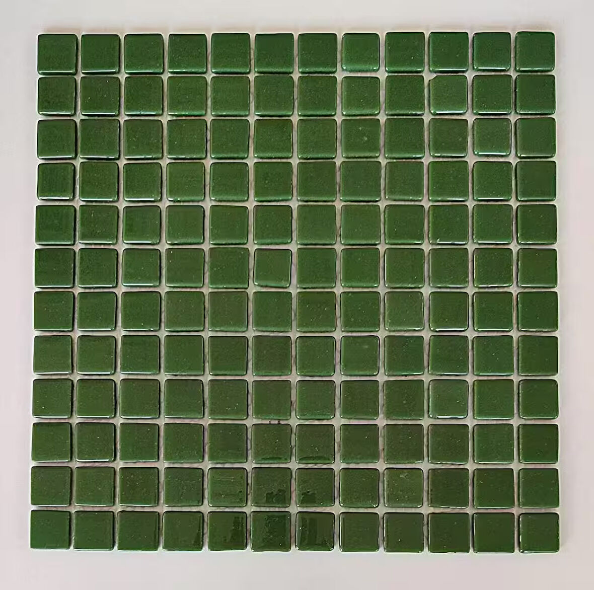 Mutfak tezgah arası, Havuz, Banyo, Sauna, Spa, iç , dış, zemin, duvar, kaplama ve dekorasyon uygulamalarında tüm yüzeyler için, 25x25mm. Yeşil, 31.5x31.5cm. Fileli Cam Mozaik.