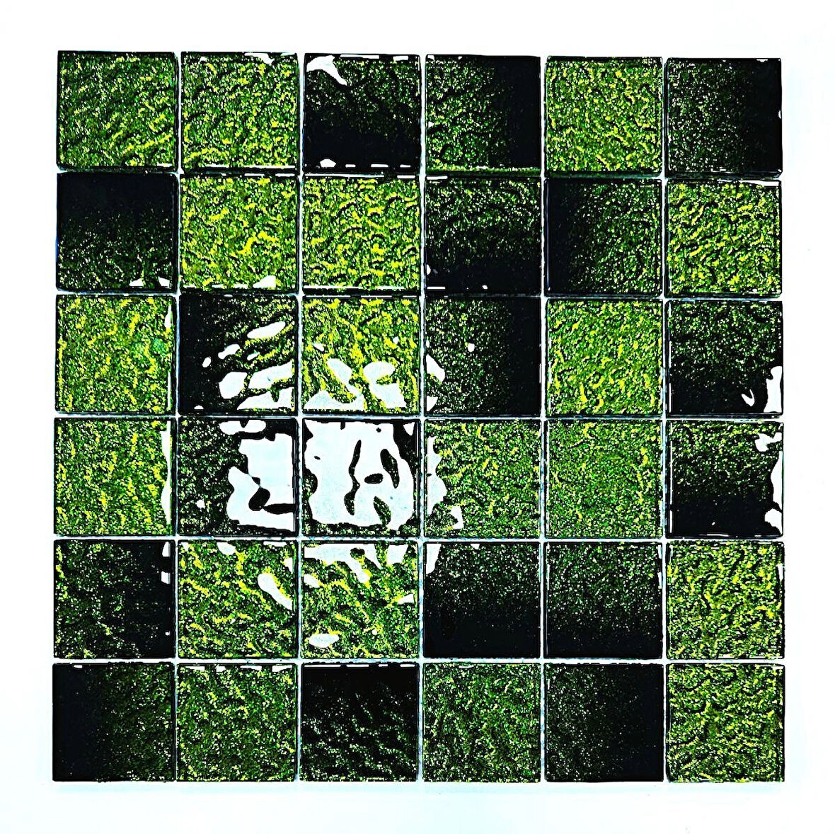 Mutfak tezgah arası ve iç mekan kaplama ve dekorasyon uygulamalarında tüm yüzeyler için, 48x48mm. Siyah-Yeşil Sim Efekti. 30x30cm. Fileli Kristal Mozaik.