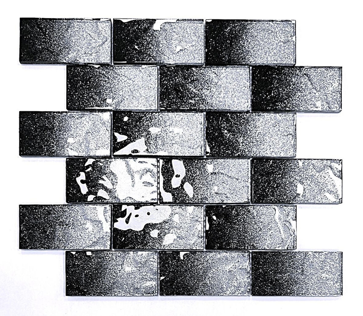 Mutfak tezgah arası ve iç mekan kaplama ve dekorasyon uygulamalarında tüm yüzeyler için, 48x98mm. Siyah-Gümüş Sim Efekti. 30x30cm. Fileli Kristal Mozaik.