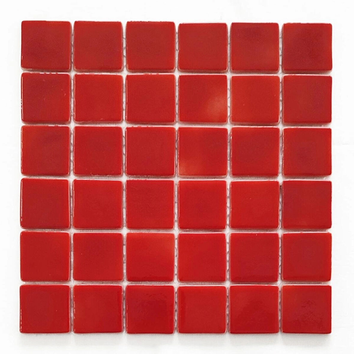 Mutfak tezgah arası, Havuz, Banyo, Sauna, Spa, iç , dış, zemin, duvar, kaplama ve dekorasyon uygulamalarında tüm yüzeyler için, 50x50mm. Kırmızı,  31.5x31.5cm. Fileli Cam Mozaik.