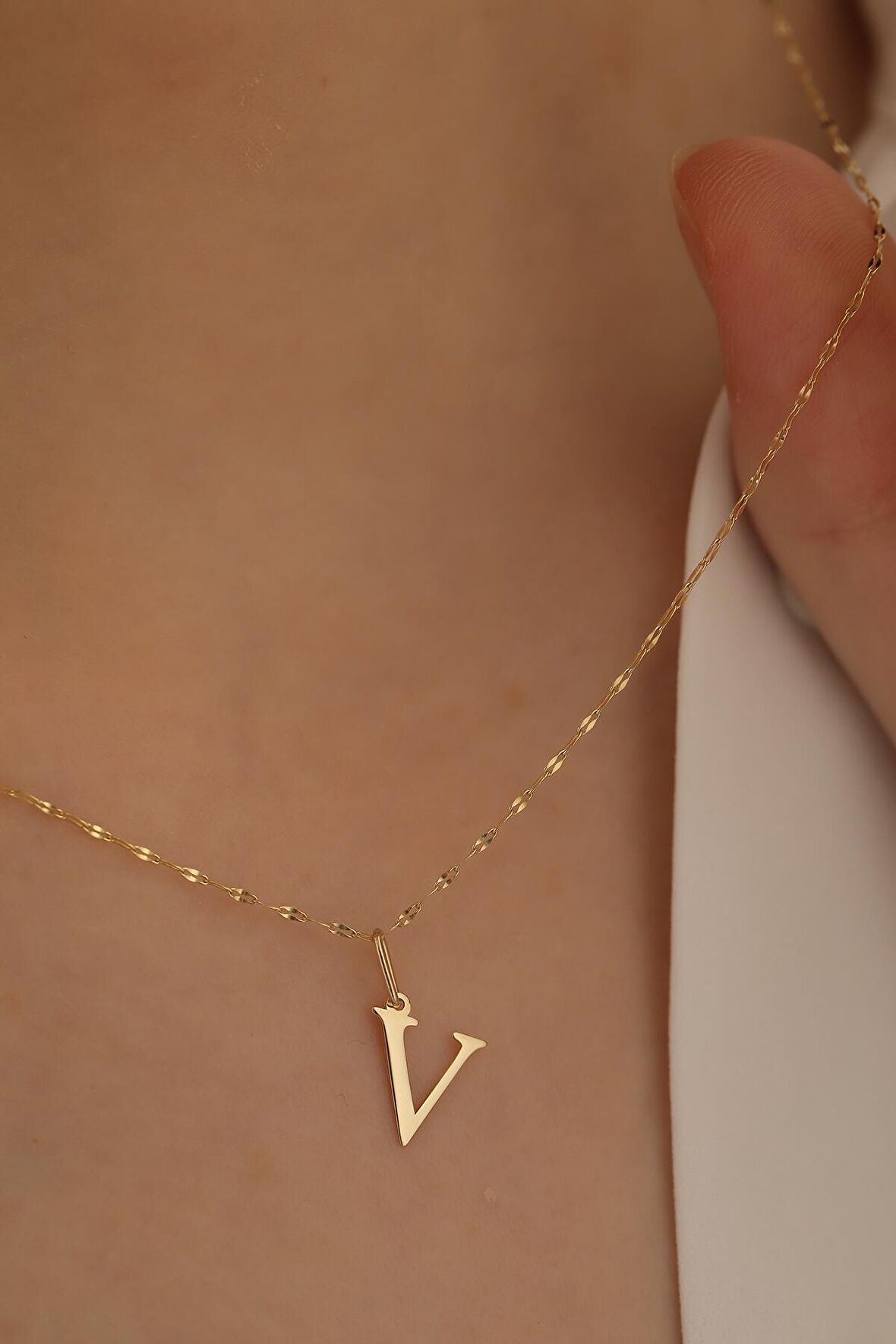 14 Ayar Altın İnce Aynalı Zincir V Harfi Plaka Kolye