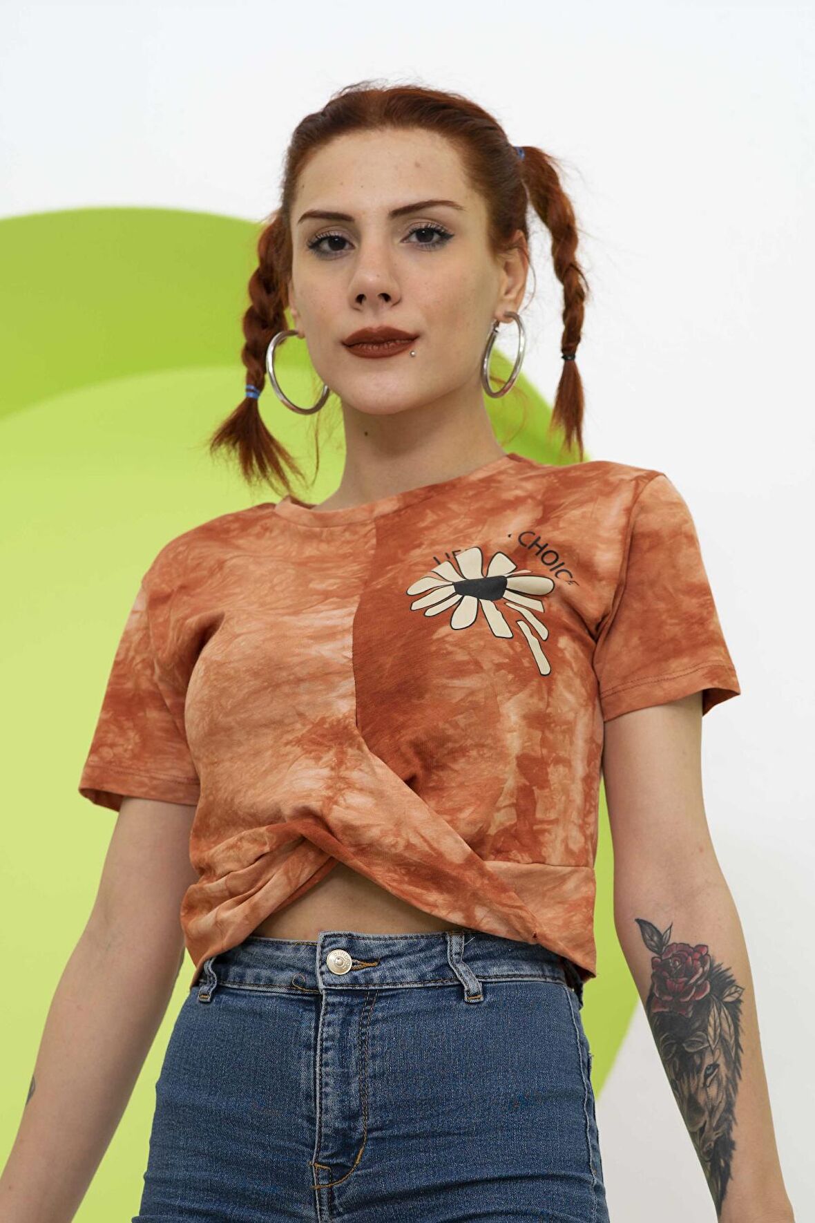 KADIN BURGU DETAYLI  BASKILI CROP T-SHIRT