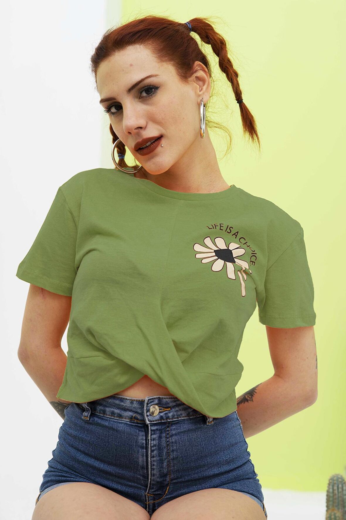 KADIN BURGU DETAYLI  BASKILI CROP T-SHIRT