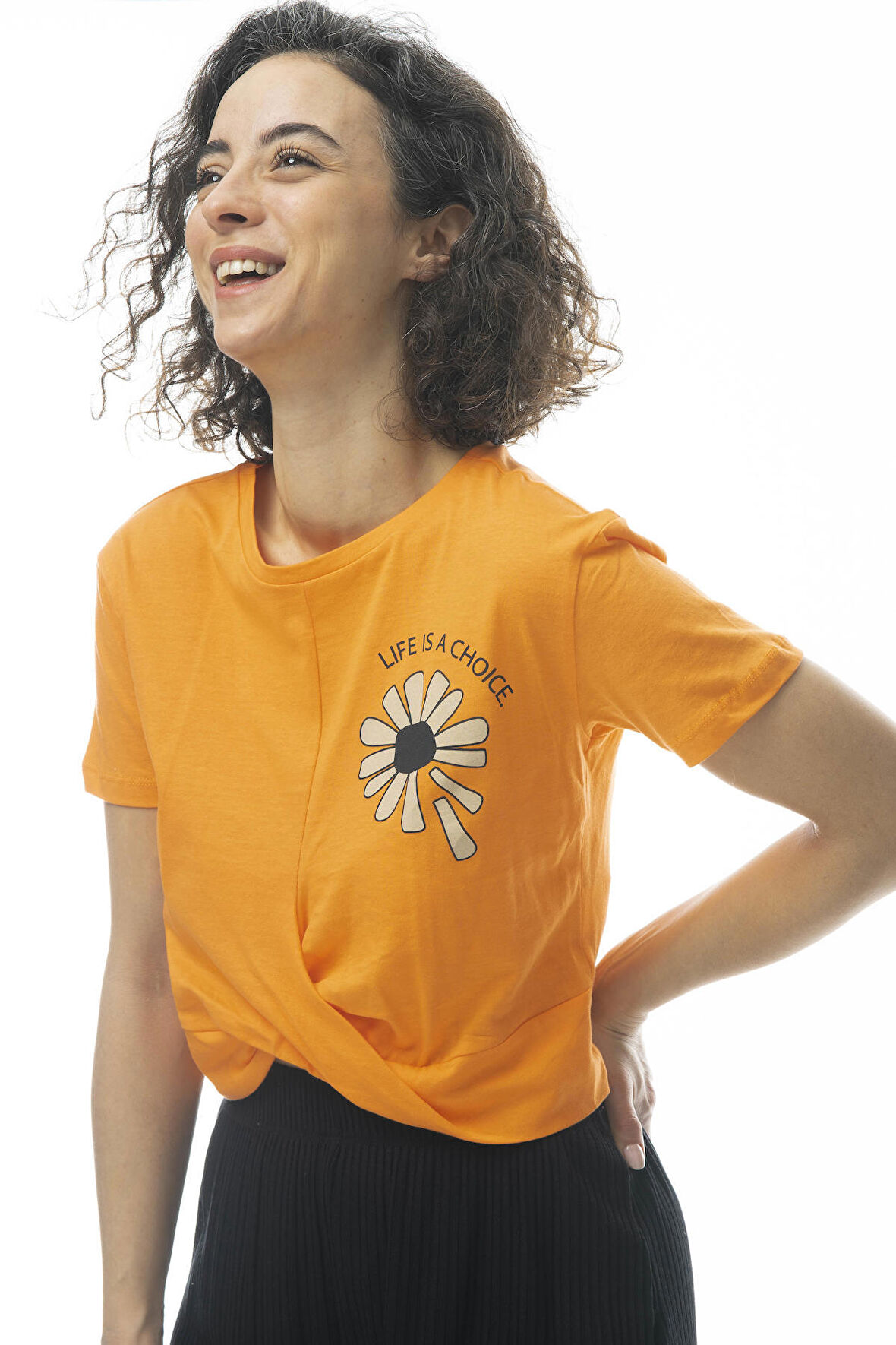 KADIN BURGU DETAYLI  BASKILI CROP T-SHIRT