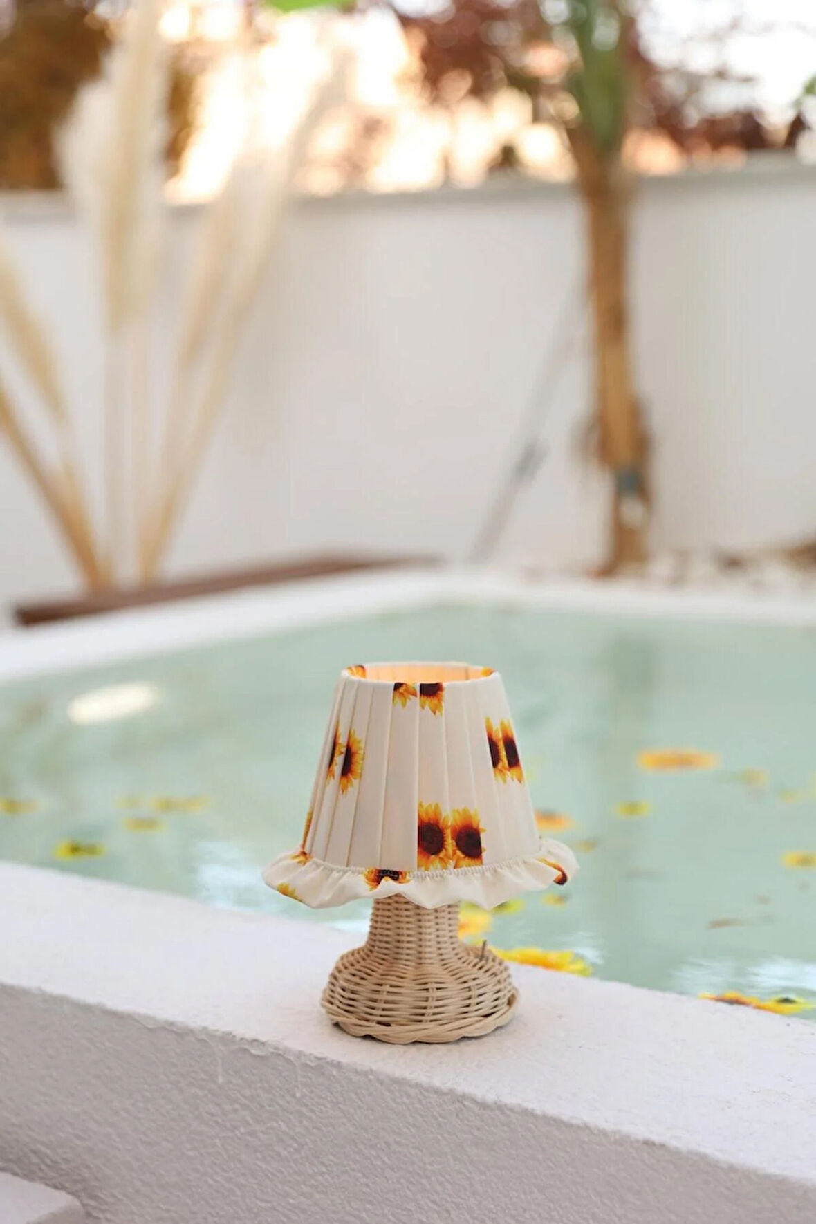 Ayçiçeği Pileli Fırfır Detaylı Sunflower Kablosuz Pilli Masa Lambası – Alt Rattan