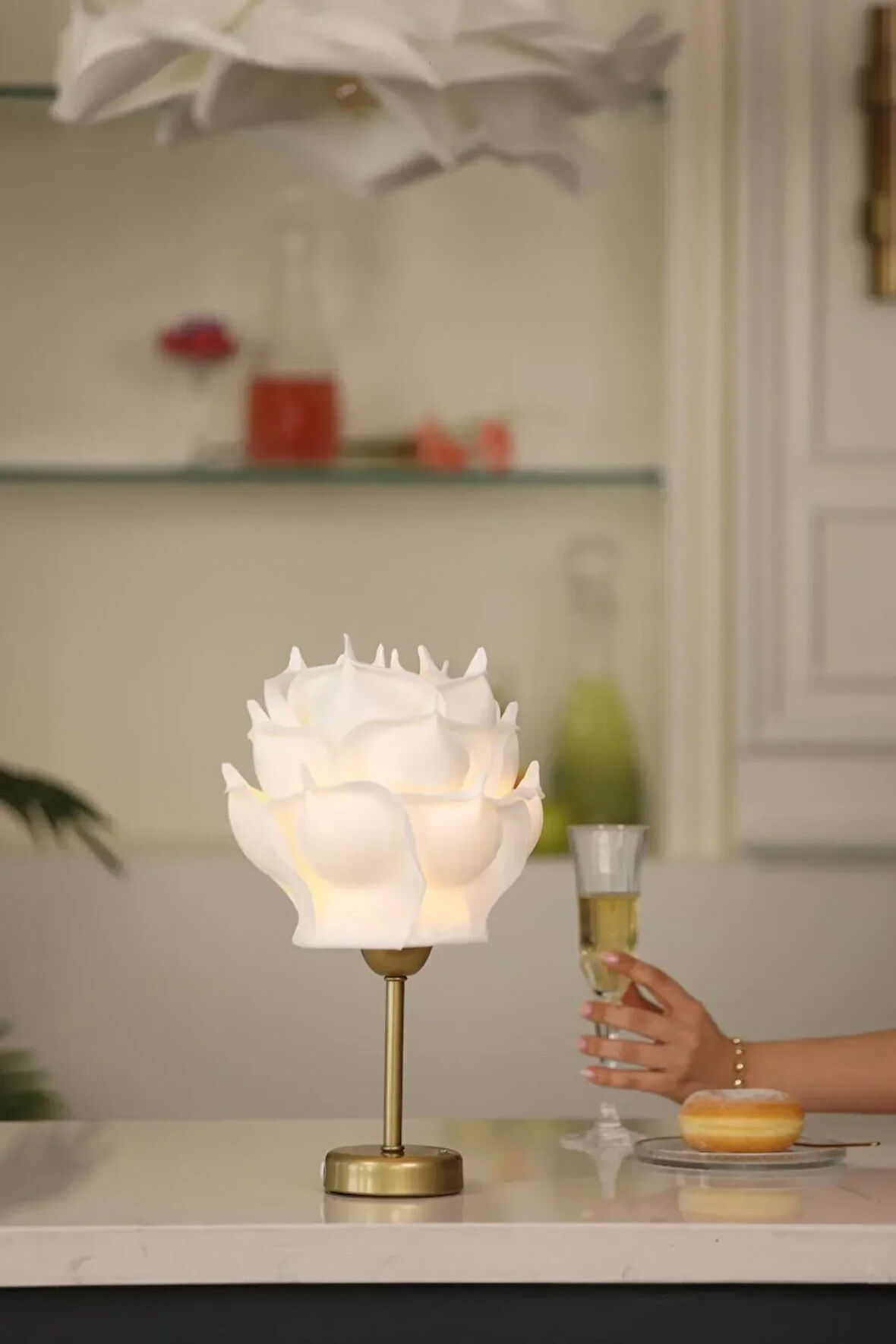 Beyaz Eva Gül Tasarım Şarjlı Masa Lambası - Alt Uzun Eskitme Gold