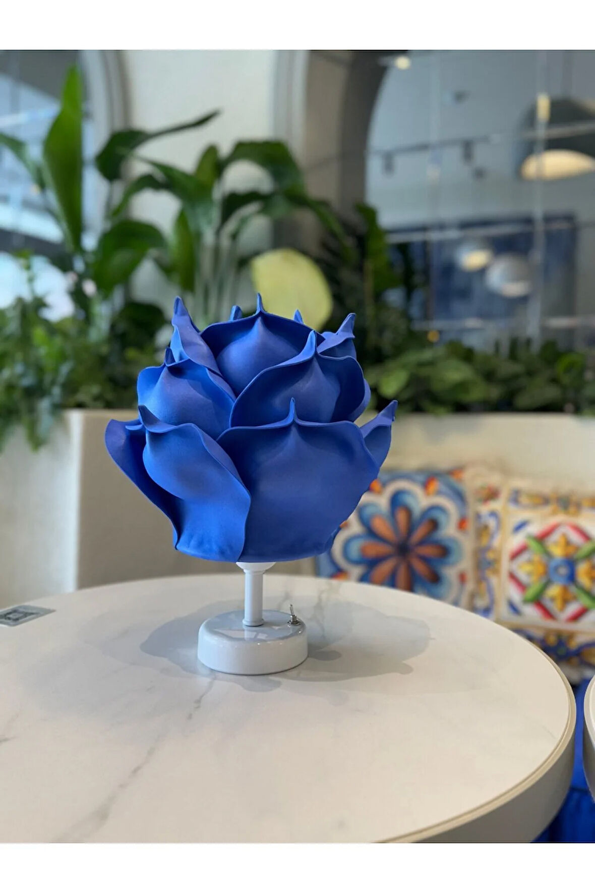 Saks Mavisi Eva Gül Tasarım Kablosuz Masa Lambası - Alt Beyaz