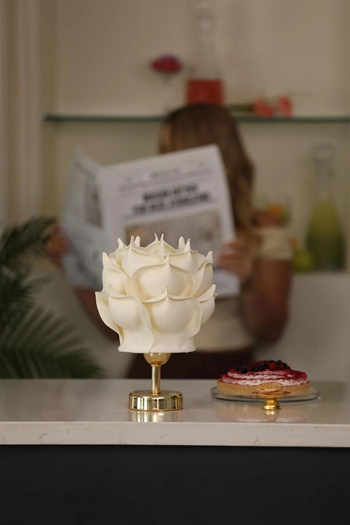 Krem Eva Gül Tasarım Kablosuz Şarjlı Masa Lambası - Alt Parlak Gold