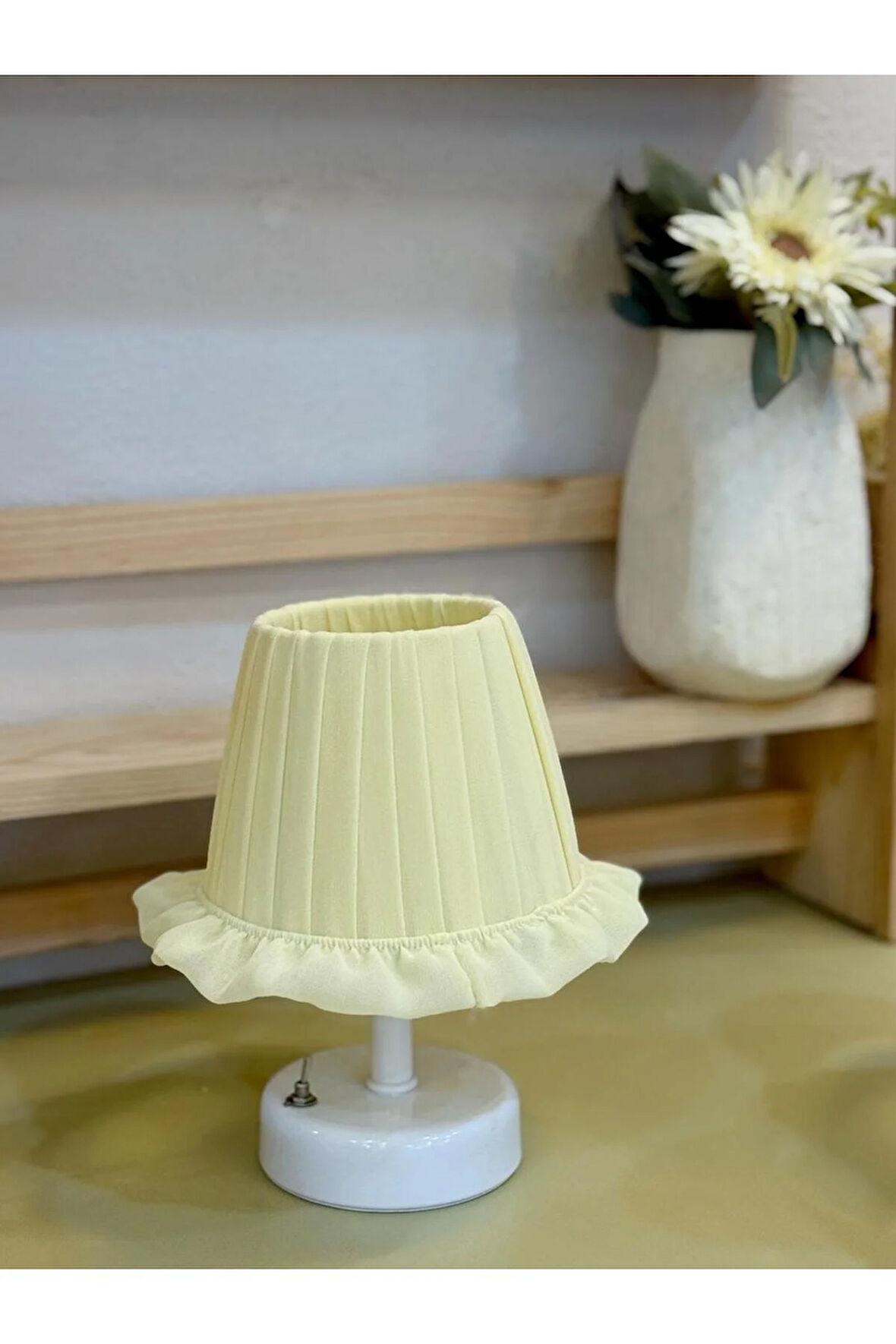 Butter Yellow - Sarı Osmanlı Ipeği Fırfır Işlemeli Kablosuz Masa Lambası – Alt Beyaz