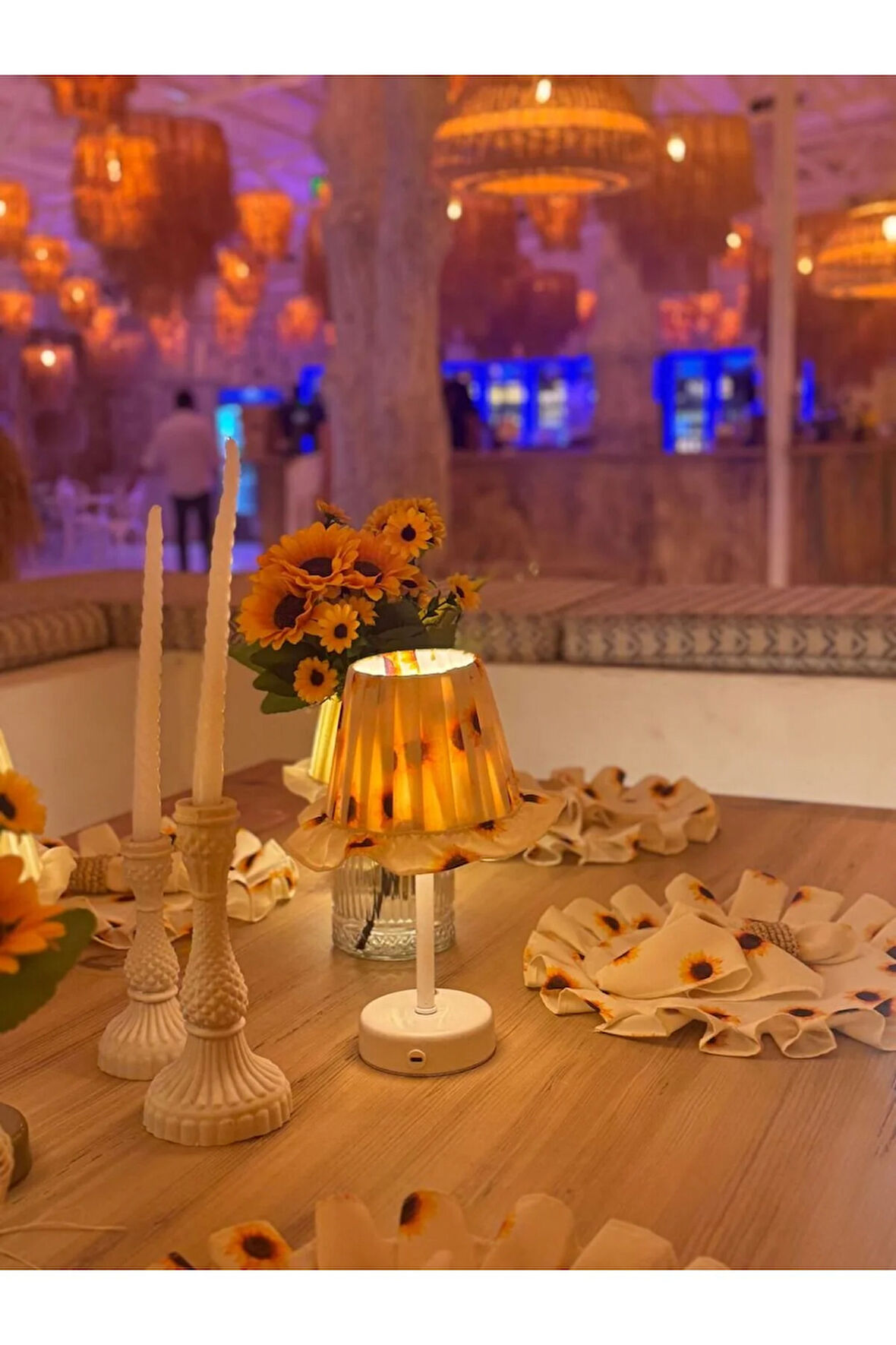 Ayçiçeği Pileli Fırfır Detaylı Sunflower Kablosuz Şarjlı Masa Lambası – Alt Uzun Beyaz