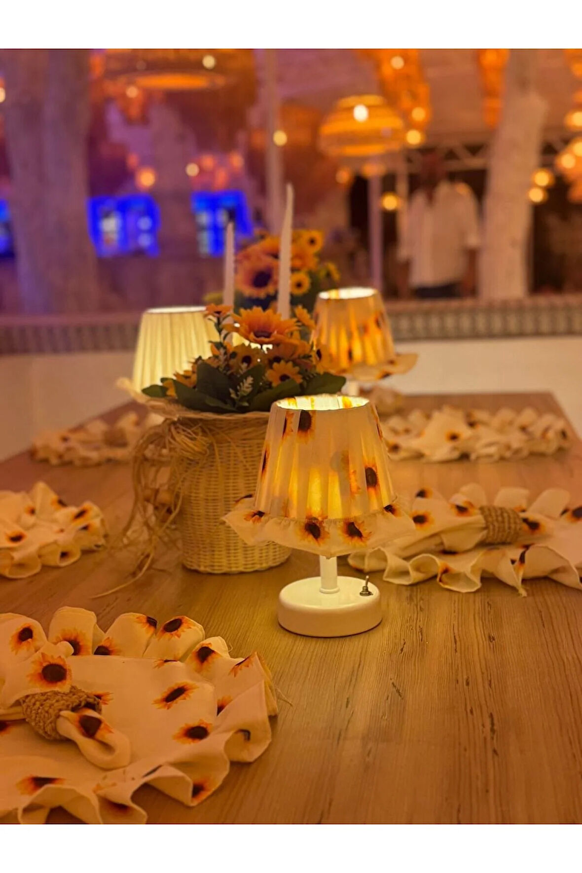 Ayçiçeği Pileli Fırfır Detaylı Sunflower Kablosuz Pilli Masa Lambası – Alt Beyaz