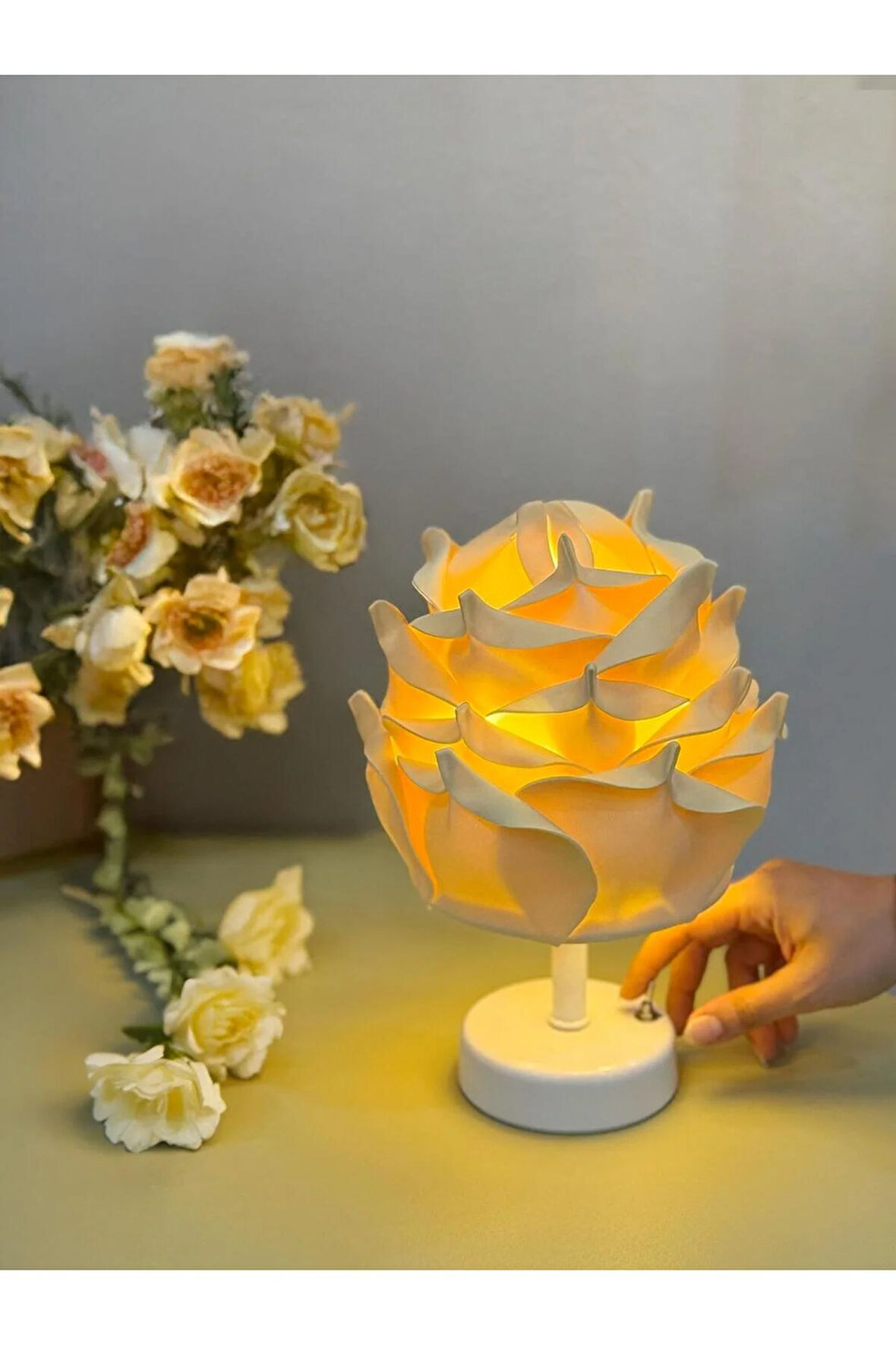 Butter Yellow - Sarı Eva Gül Tasarım Kablosuz Pilli Masa Lambası - Alt Beyaz (Tüm Boy 30 cm)