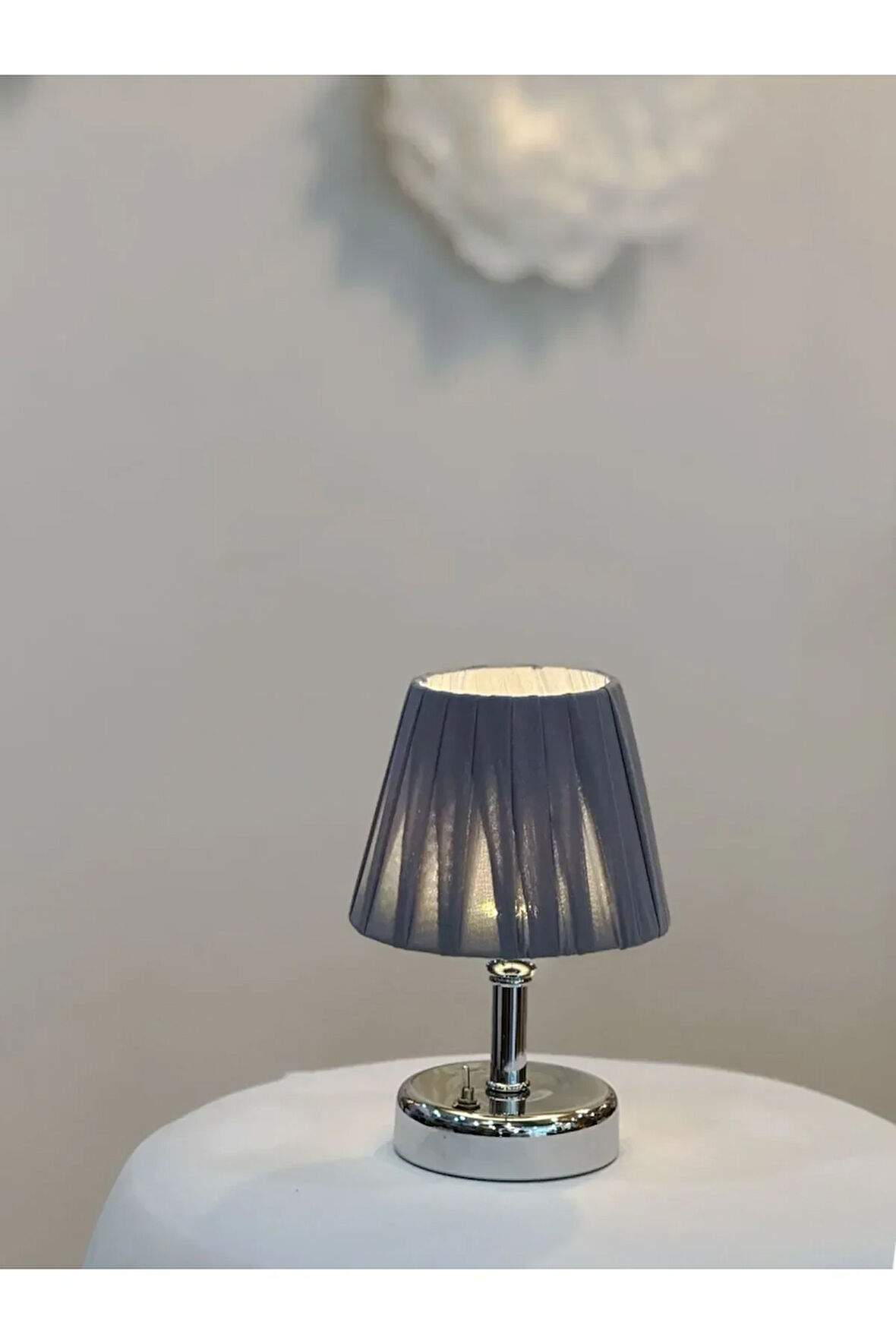 Osmanlı İpeği Gri Pileli Kablosuz Masa Lambası -Alt Gümüş Led Işık