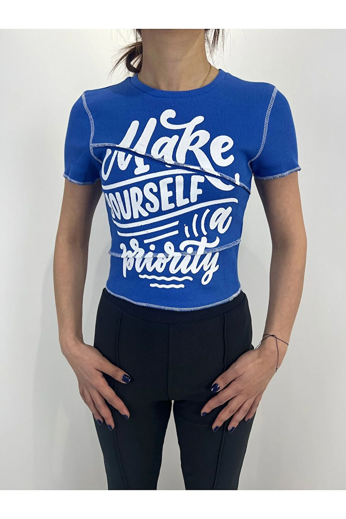 Kaşkorse Bedeni Saran Kesikli Baskılı Crop Saks Mavi Slim Fit Tişört