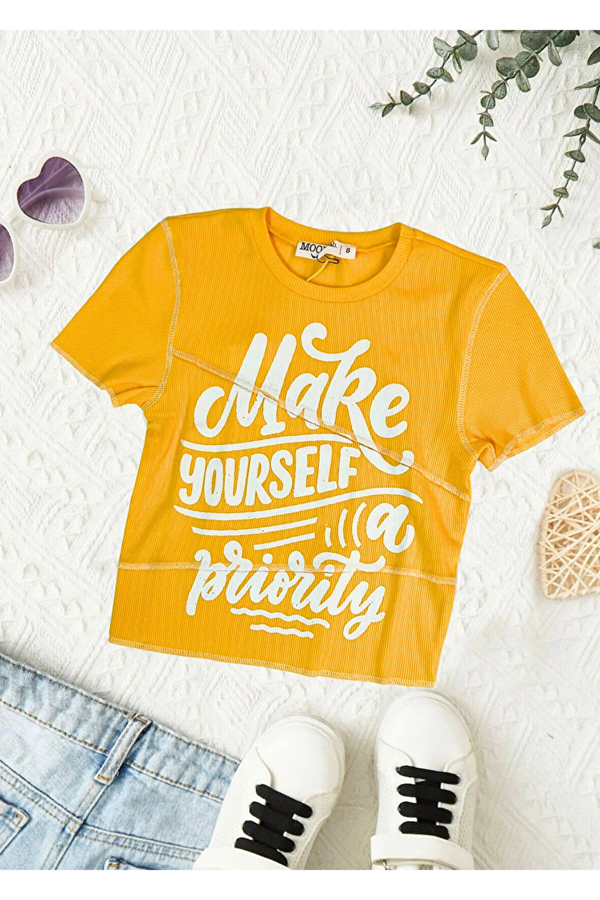 Sarı Kaşkorse Bedeni Saran Kesikli Baskılı Crop Slim Fit Tişört -Petite