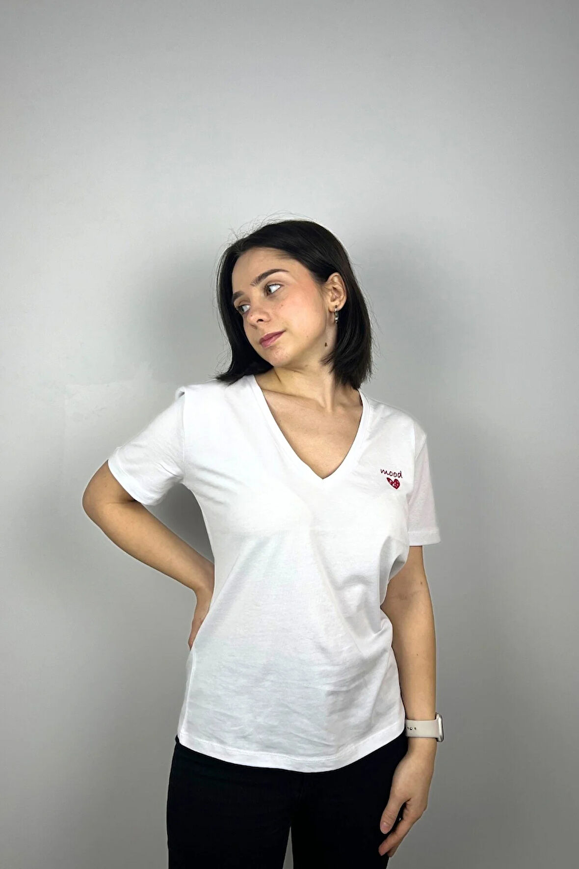 Regular Fit V Yaka Basic Düz Kısa Kollu Tişört Kalp Baskılı