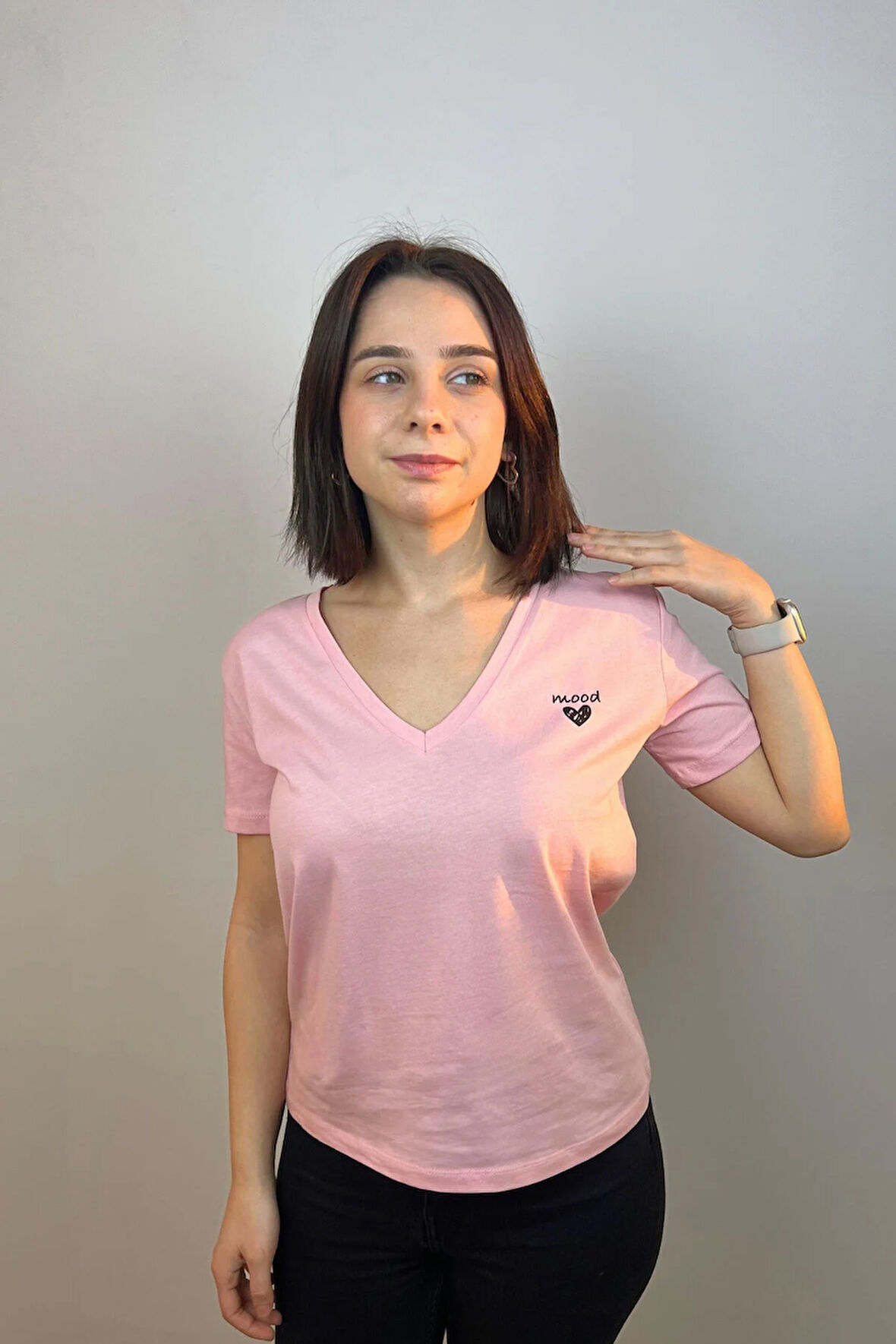 Regular Fit V Yaka Basic Düz Kısa Kollu Tişört Kalp Baskılı