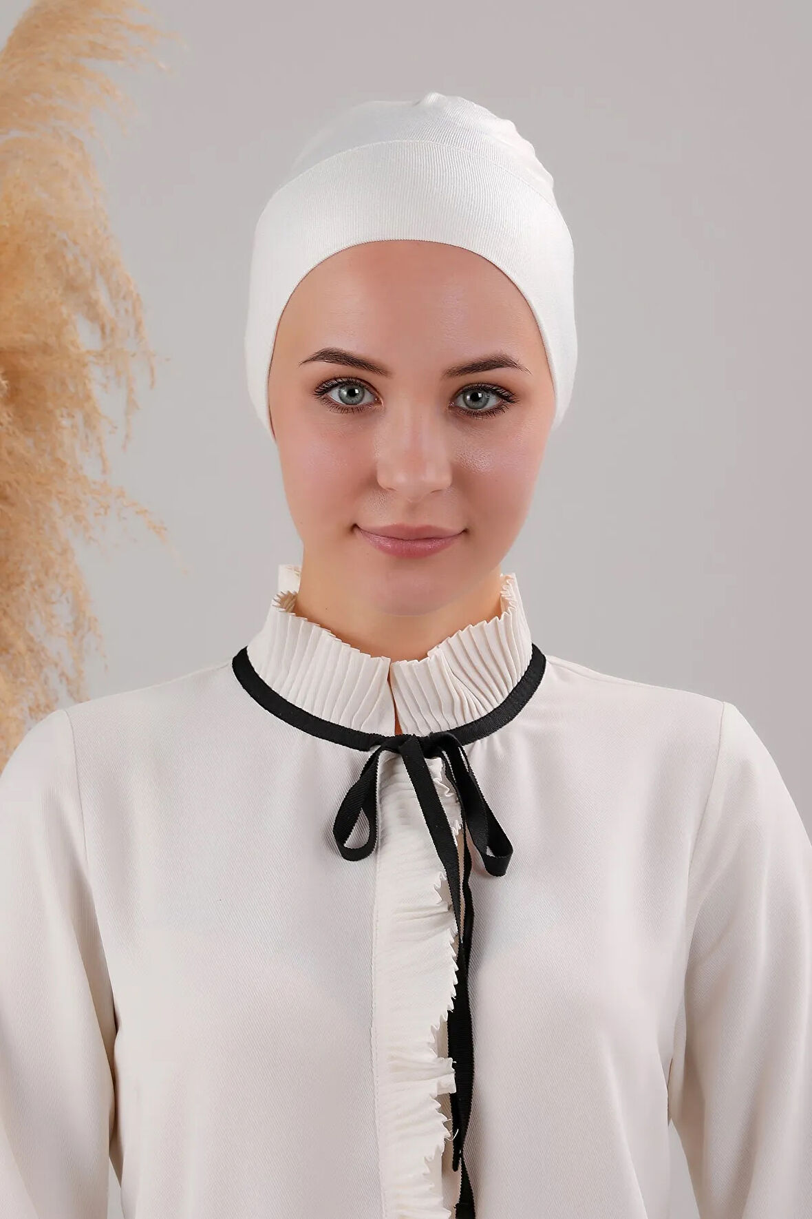 Tesettür Geçmeli Bağcıklı Viskon Likralı Bone Ekru