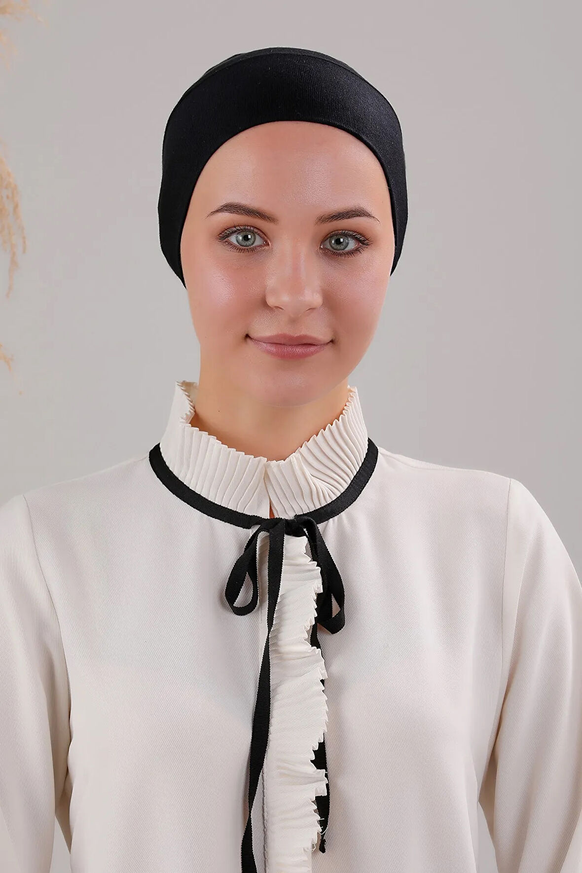 Tesettür Geçmeli Bağcıklı Viskon Likralı Dikişsiz Bone Siyah