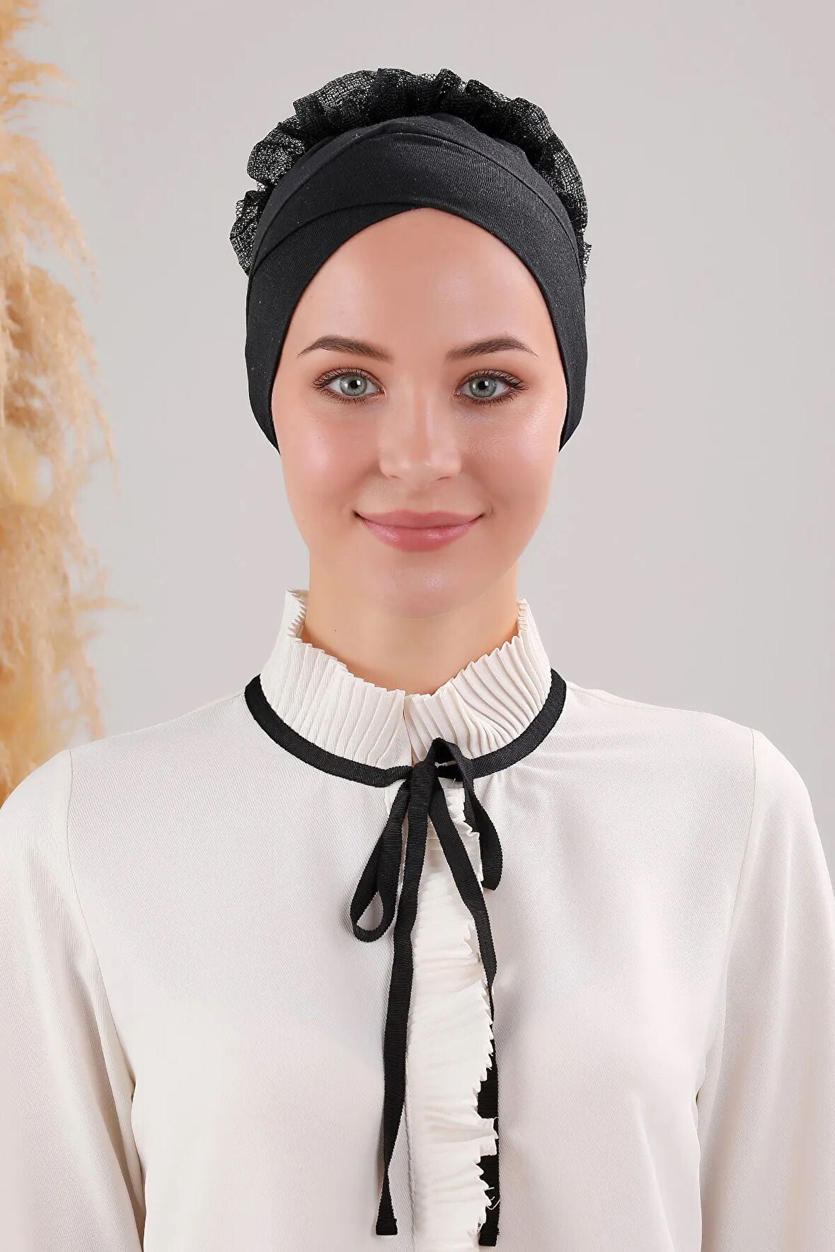 Tesettür Fırfırlı Çapraz Bone Siyah