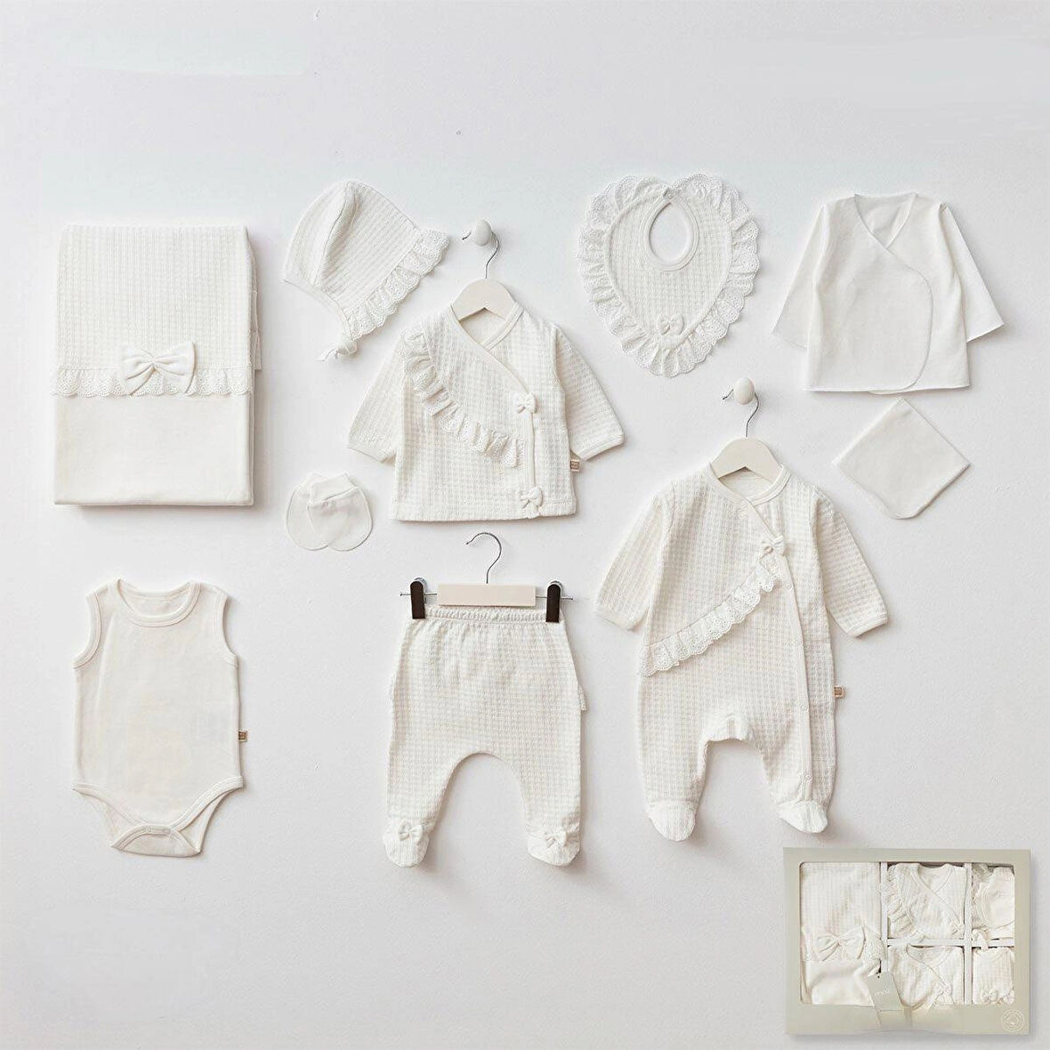 - Maksimum 30 derecede yıkama imkanı sunarak, bebeğinizin cildine zarar vermeyen yumuşak dokunuşuyla konfor sağlar. - %100 pamuk materyali sayesinde nefes alabilen yapıda olup, bebeğinizin gün boyu rahat etmesini destekler. - Günlük kullanım için ide