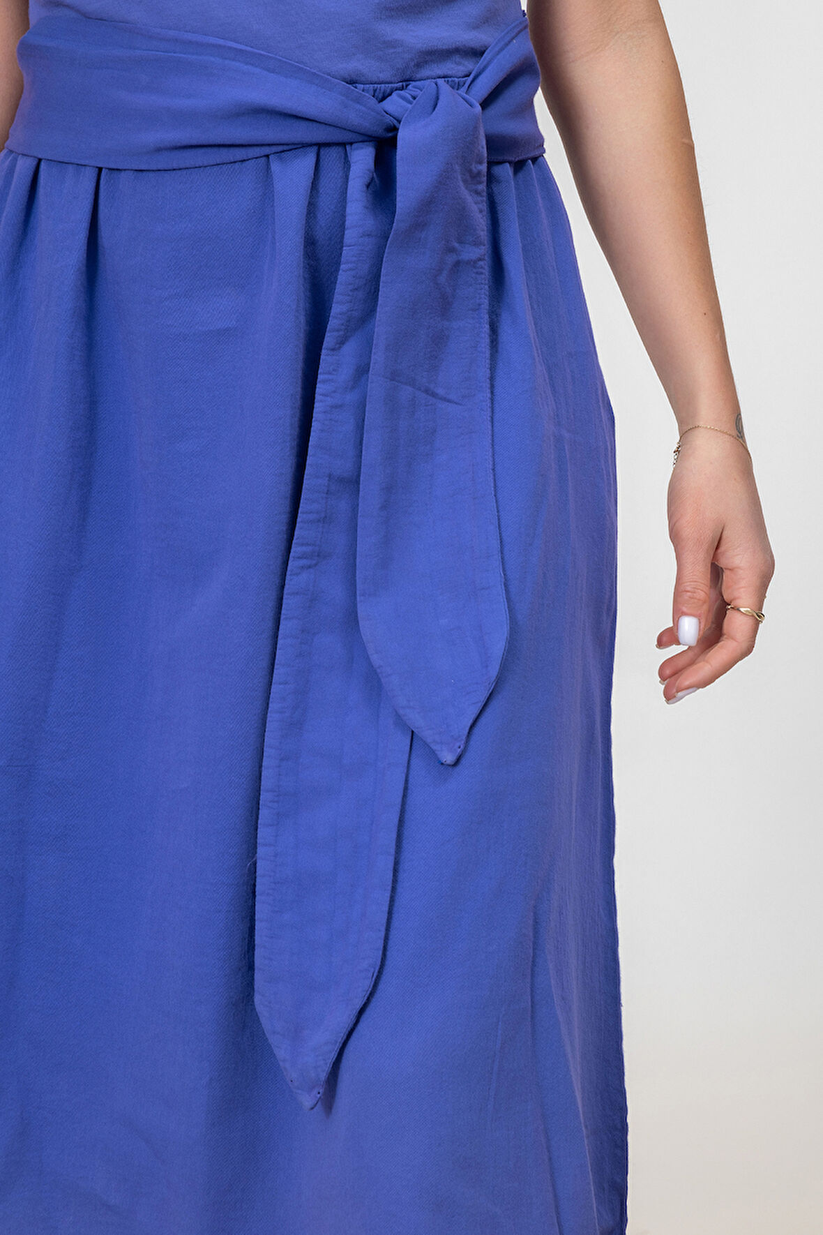 Bold and Young Düşük Kol Cepli Pervazlı Kuşaklı Beden Pamuk Likralı Etek pamuklu Elbise