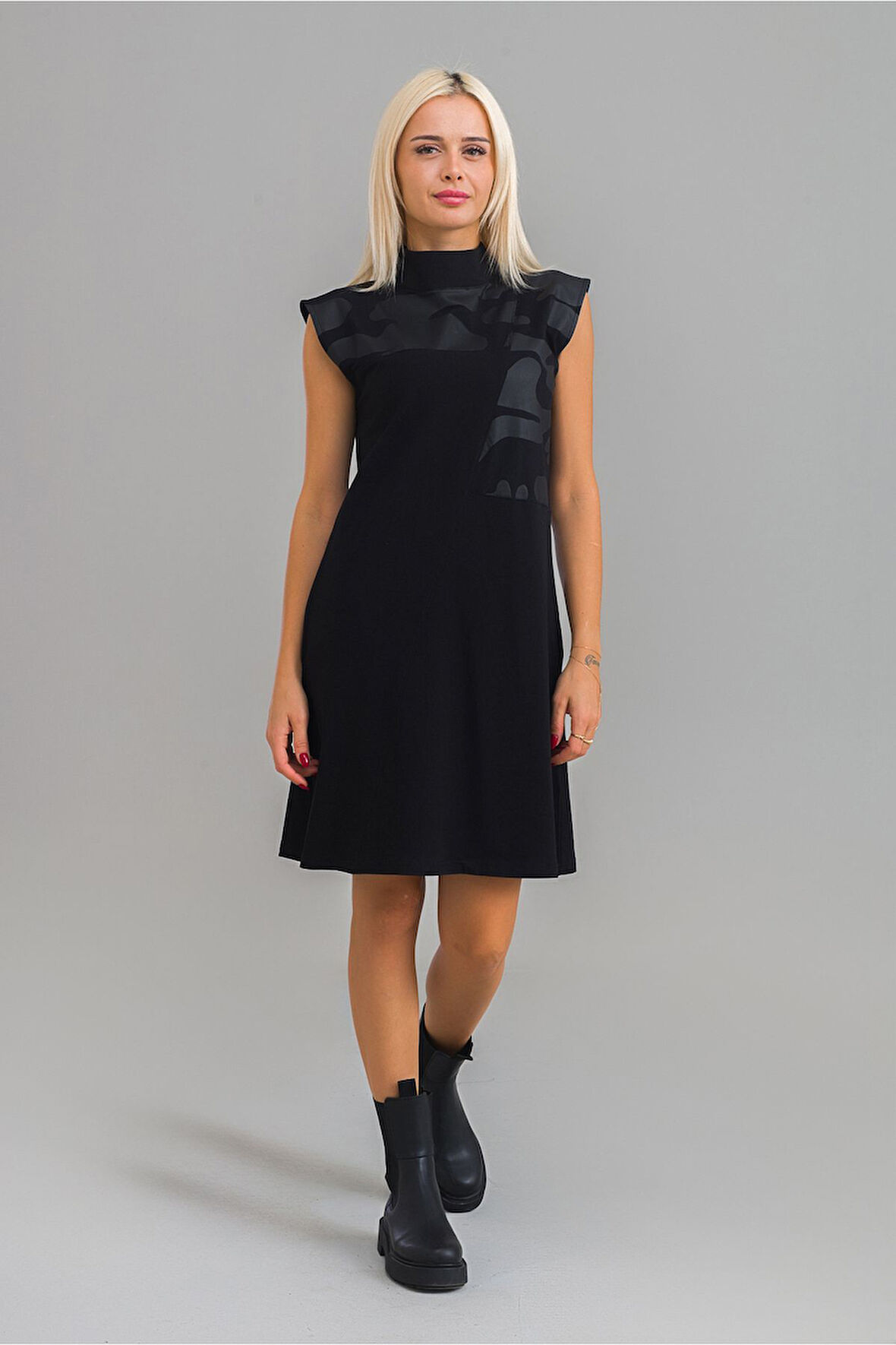 Bold & Young Kadın Siyah Renk Suni Deri Kombinli Pamuk Likralı Kolsuz Dik Yakalı Cepli Elbise