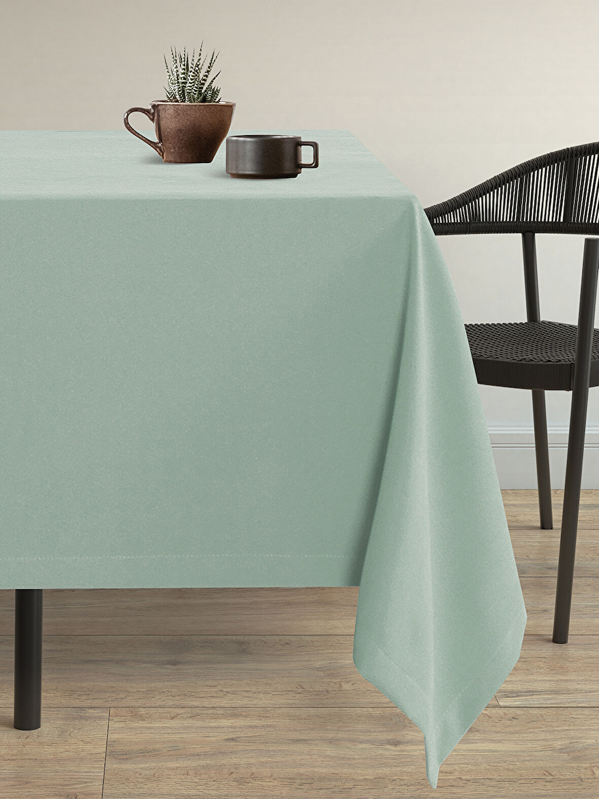Demor Home Kadife Dokulu Nil Yeşili Dertsiz Masa Örtüsü