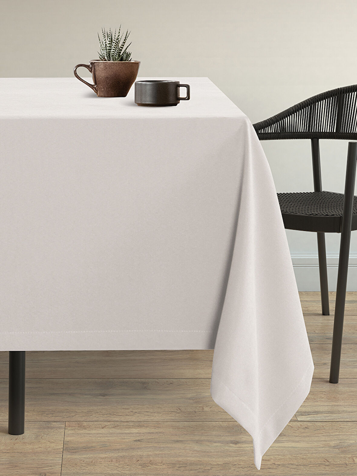 Demor Home Kadife Dokulu Badem Ezmesi Rengi Dertsiz Masa Örtüsü