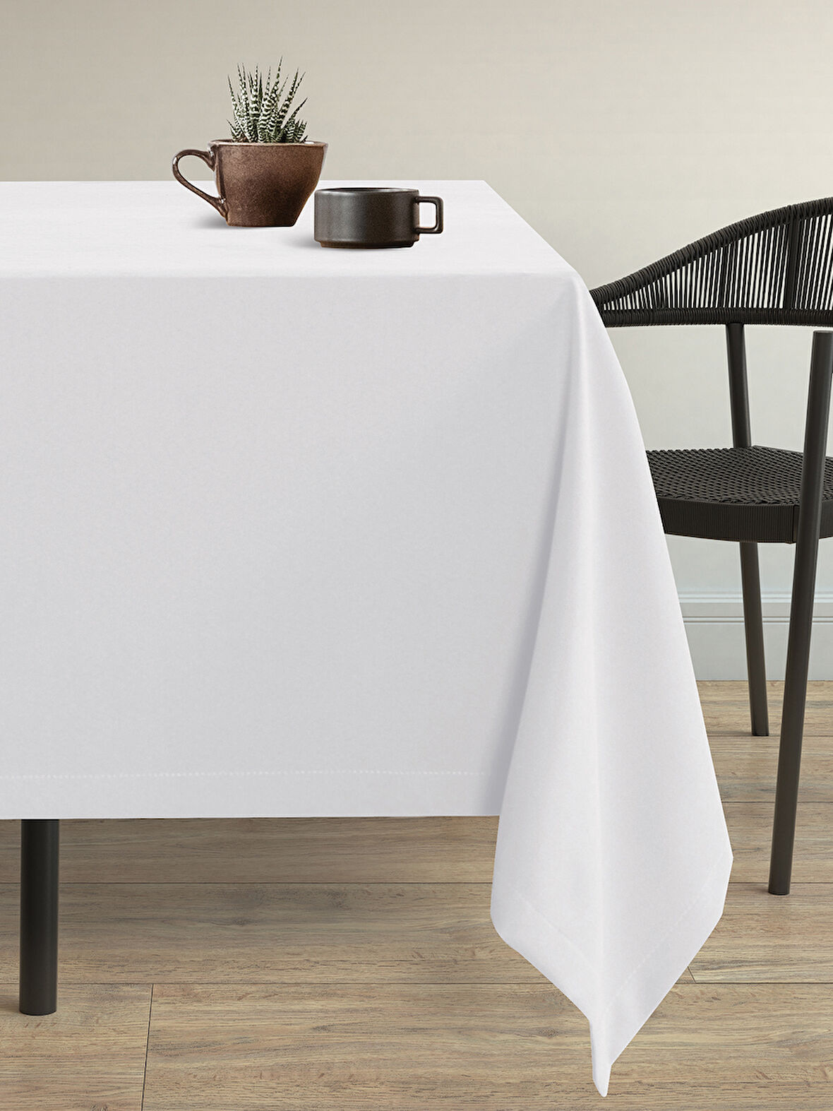 Demor Home Kadife Dokulu Kar Beyazı Dertsiz Masa Örtüsü