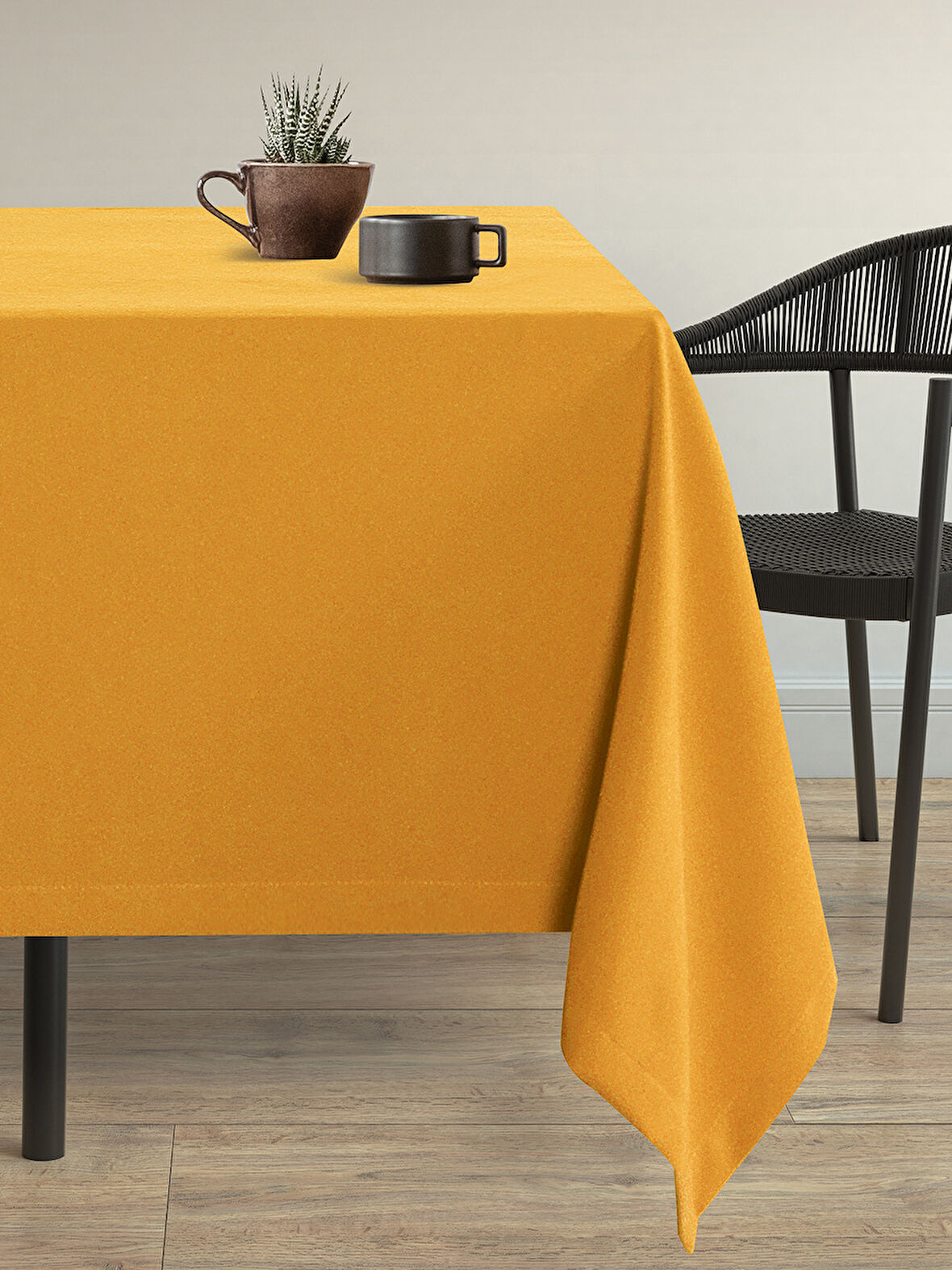 Demor Home Kadife Dokulu Balpeteği Sarısı Dertsiz Masa Örtüsü