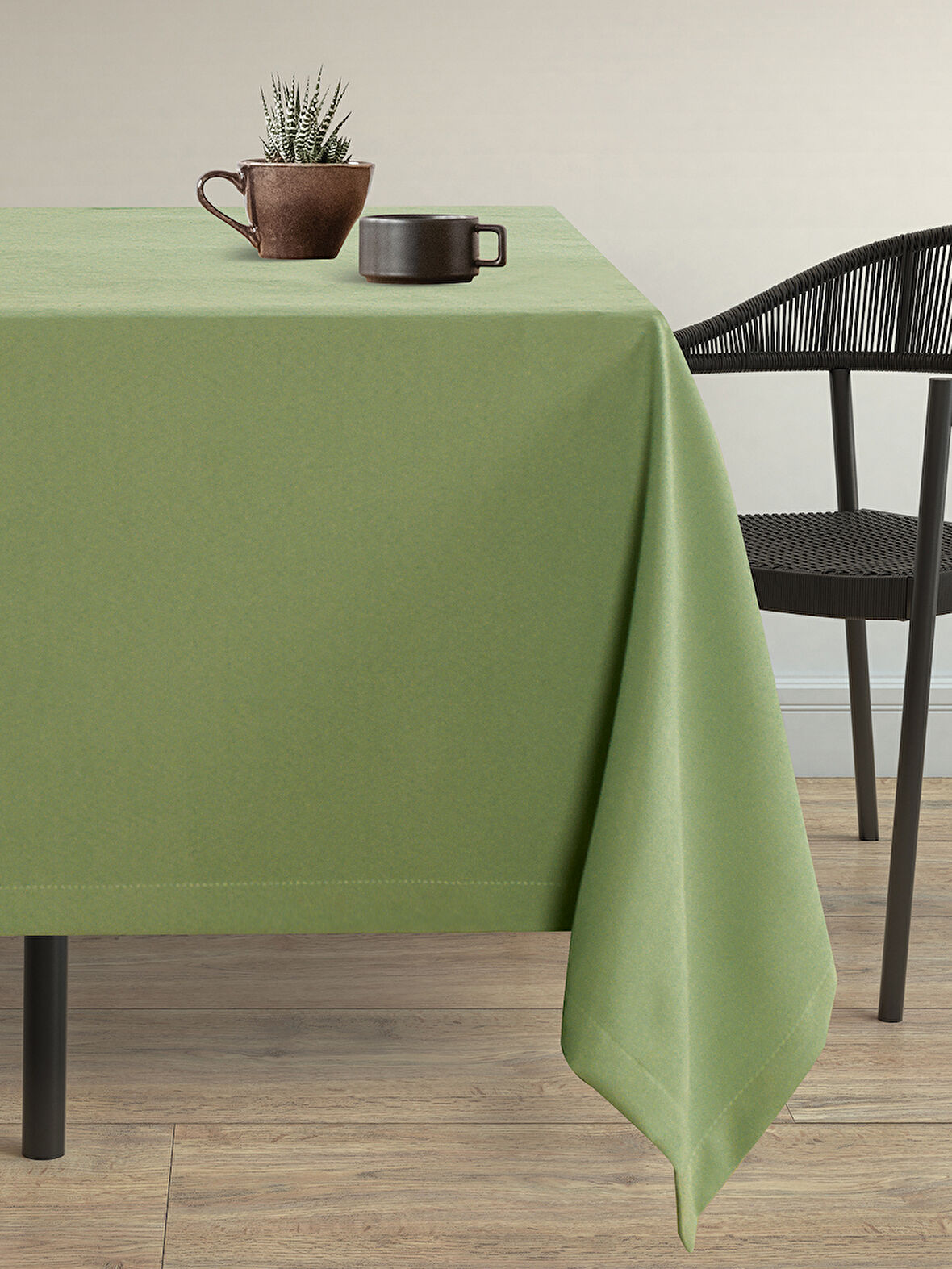 Demor Home Kadife Dokulu Tatlı Yeşil Dertsiz Masa Örtüsü