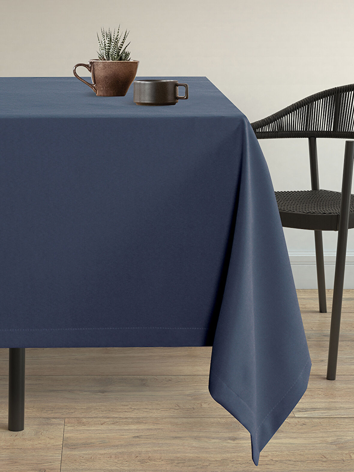 Demor Home Kadife Dokulu Lacivert Dertsiz Masa Örtüsü