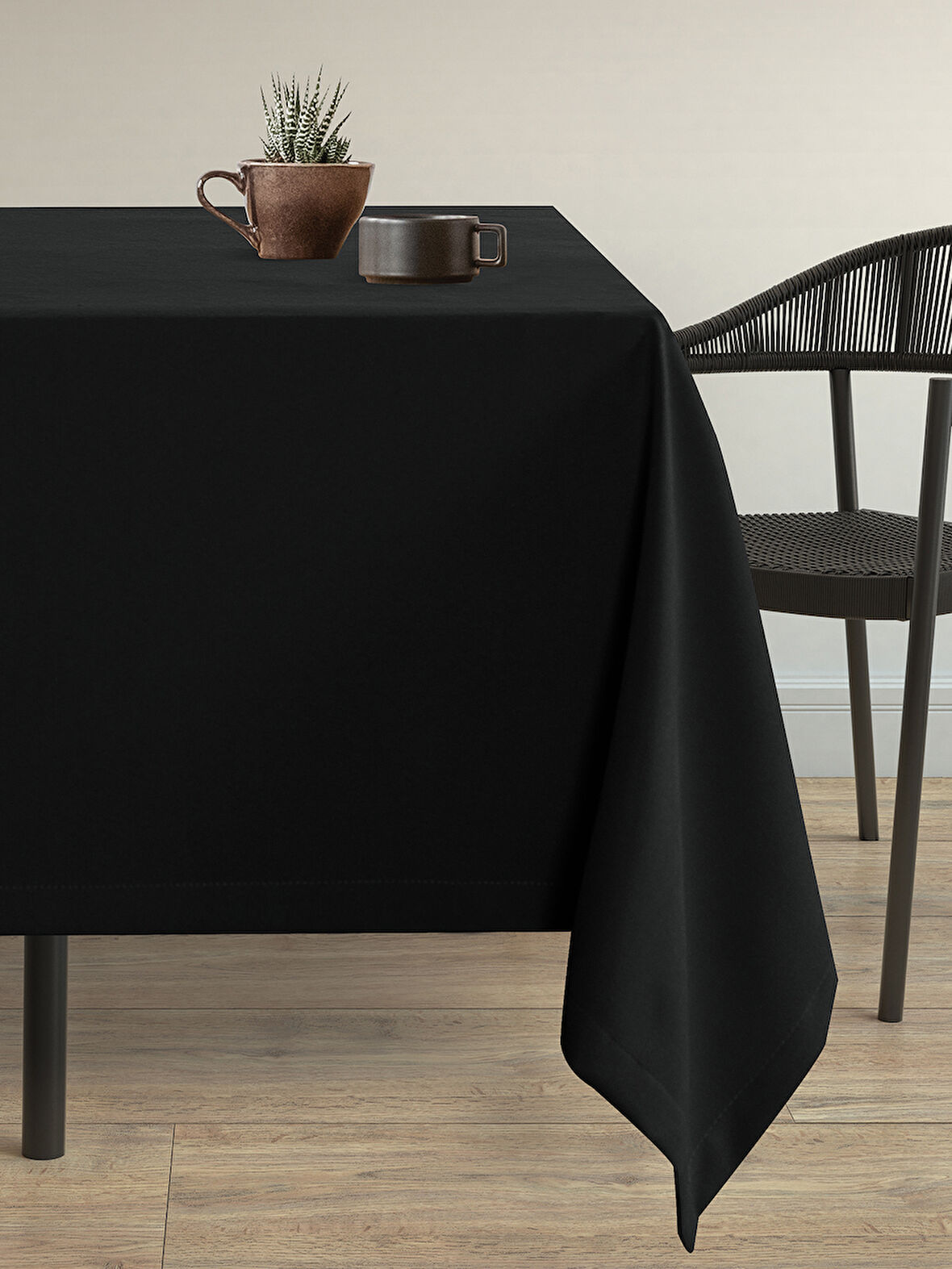 Demor Home Kadife Dokulu Panter Siyahı Dertsiz Masa Örtüsü