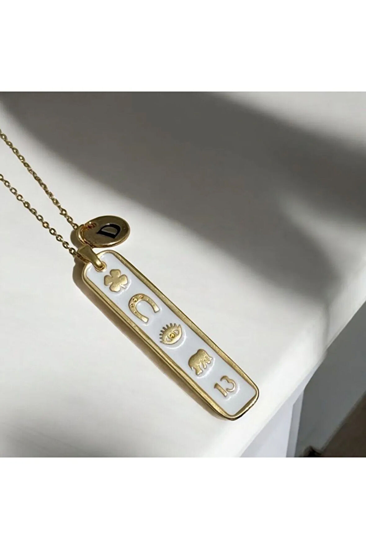 Kişiye Özel Harfli Çelik Şans Plakası Kolye – Gold & Beyaz