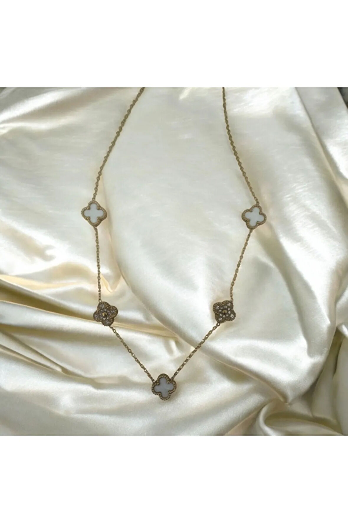 Yonca Model Beyaz ve Taşlı Altın Kaplama Çelik Kolye