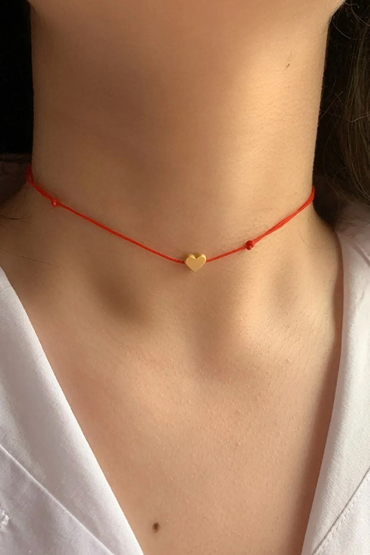 Kırmızı Ipli Kalp Uçlu Choker Kolye