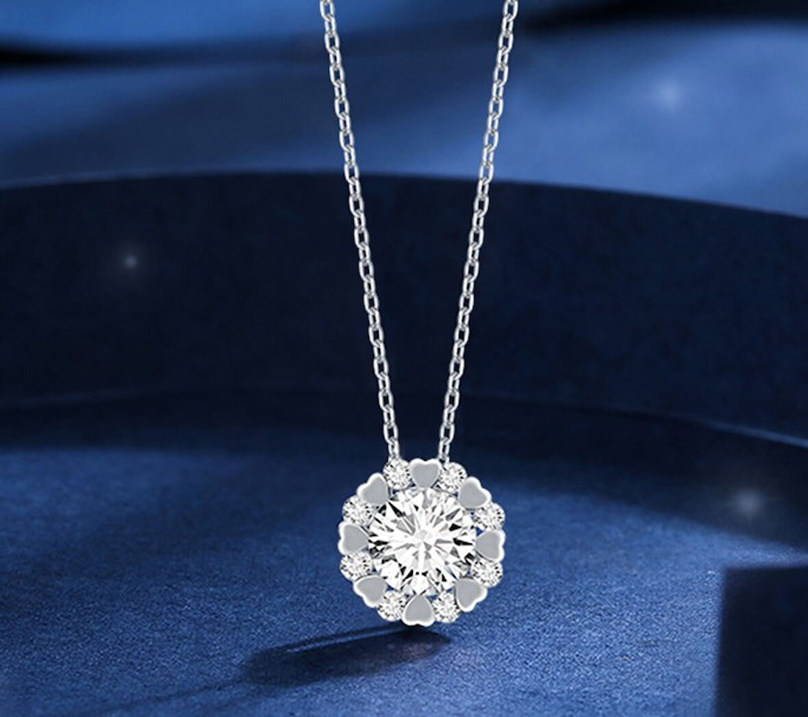 Monemel Kristal Taşlı Minik Kalp Detaylı Tek Taş Kolye