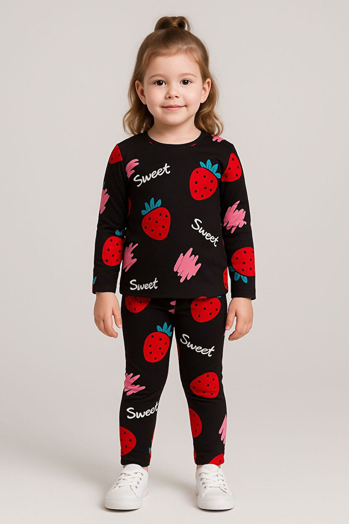 Kız Çocuk Siyah Çilek Desenli Pamuklu Pijama Takımı