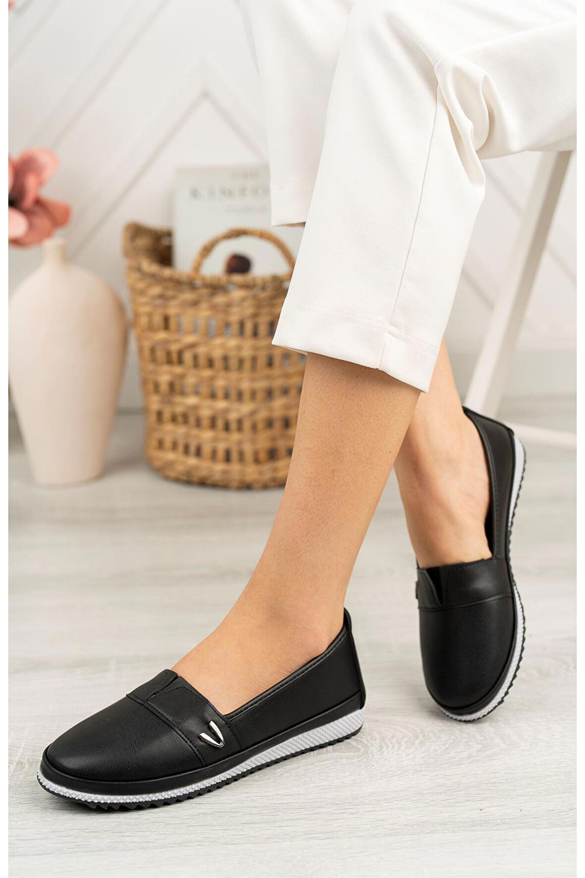 Ortapedik Taban Metal Detaylı Siyah Kadın Ayakkabı