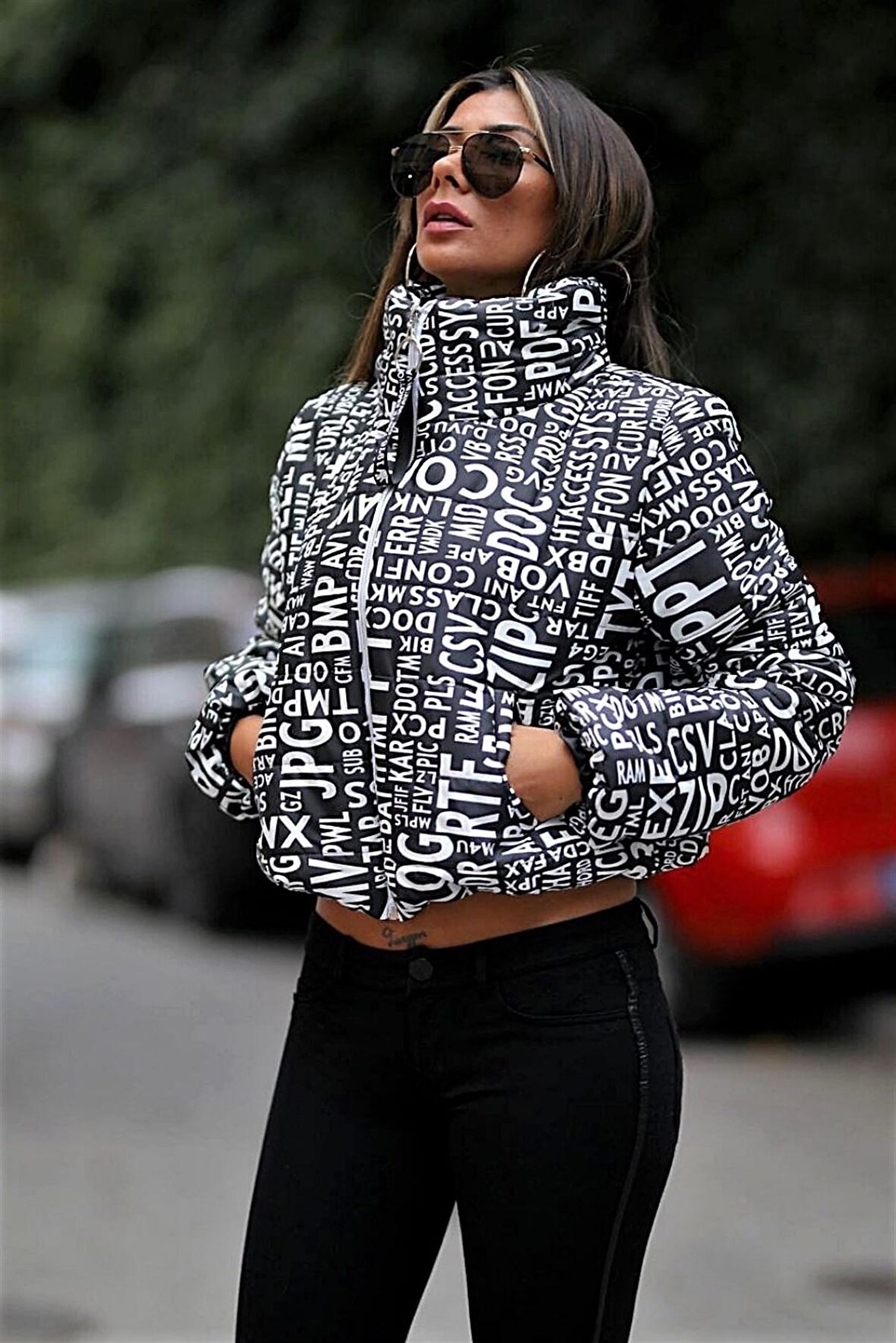 Markano Siyah Beyaz Yazılı Dik Yaka Kısa Şişme Mont