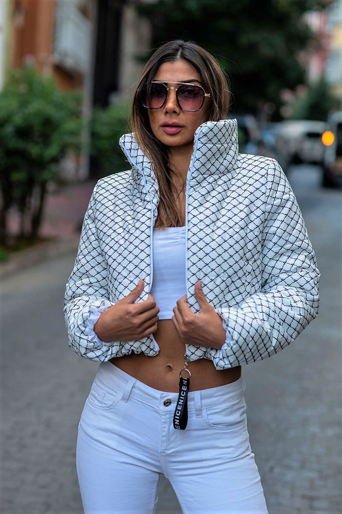 Markano Beyaz Dik Yaka Desenli Kısa Şişme Mont